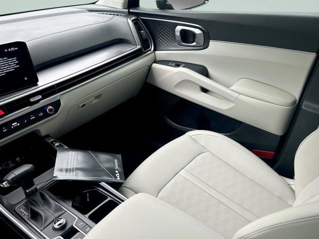 Used 2025 Kia Sorento S image 10