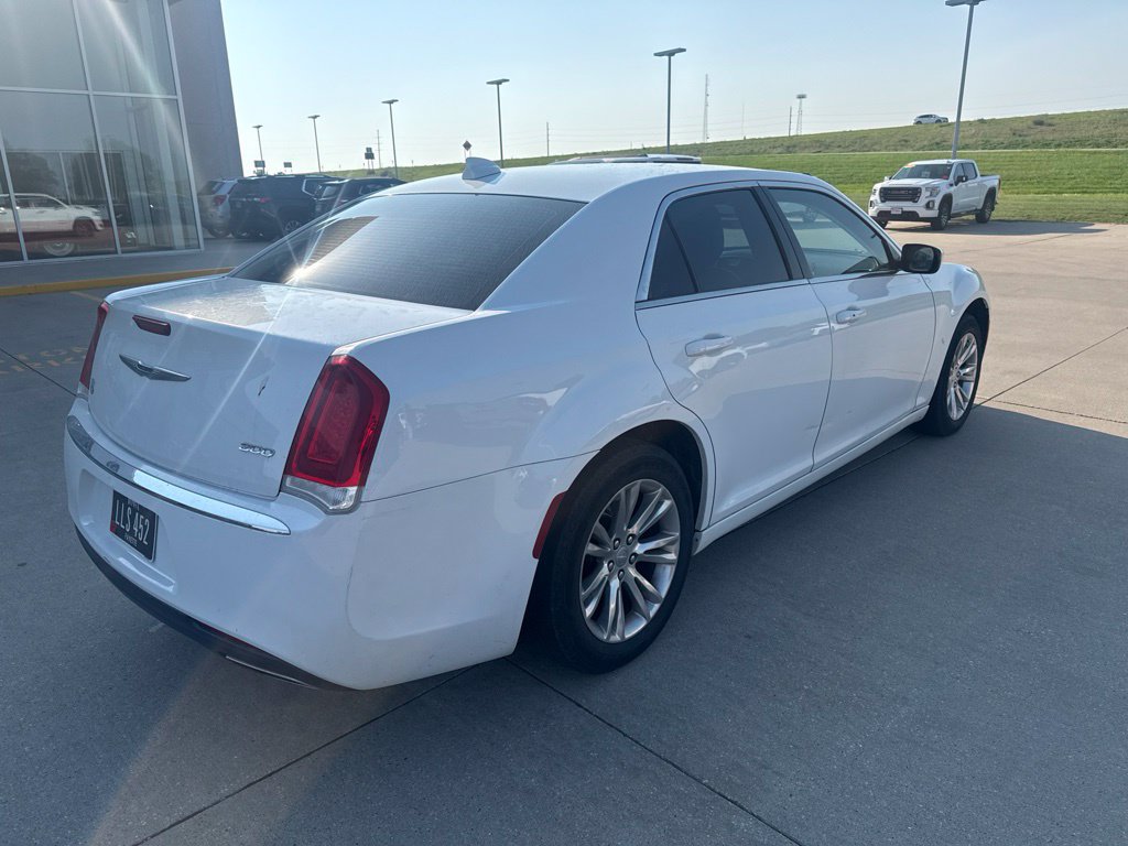 Used 2017 Chrysler 300 Limited RWD image 4