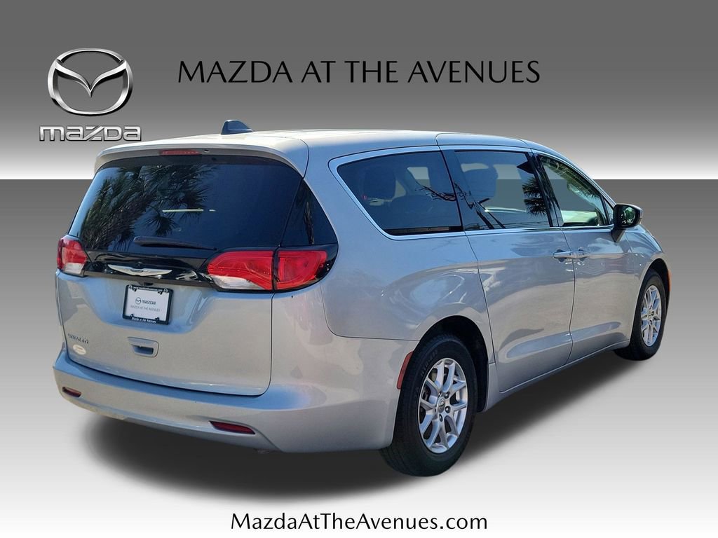 Used 2022 Chrysler Voyager LX image 4