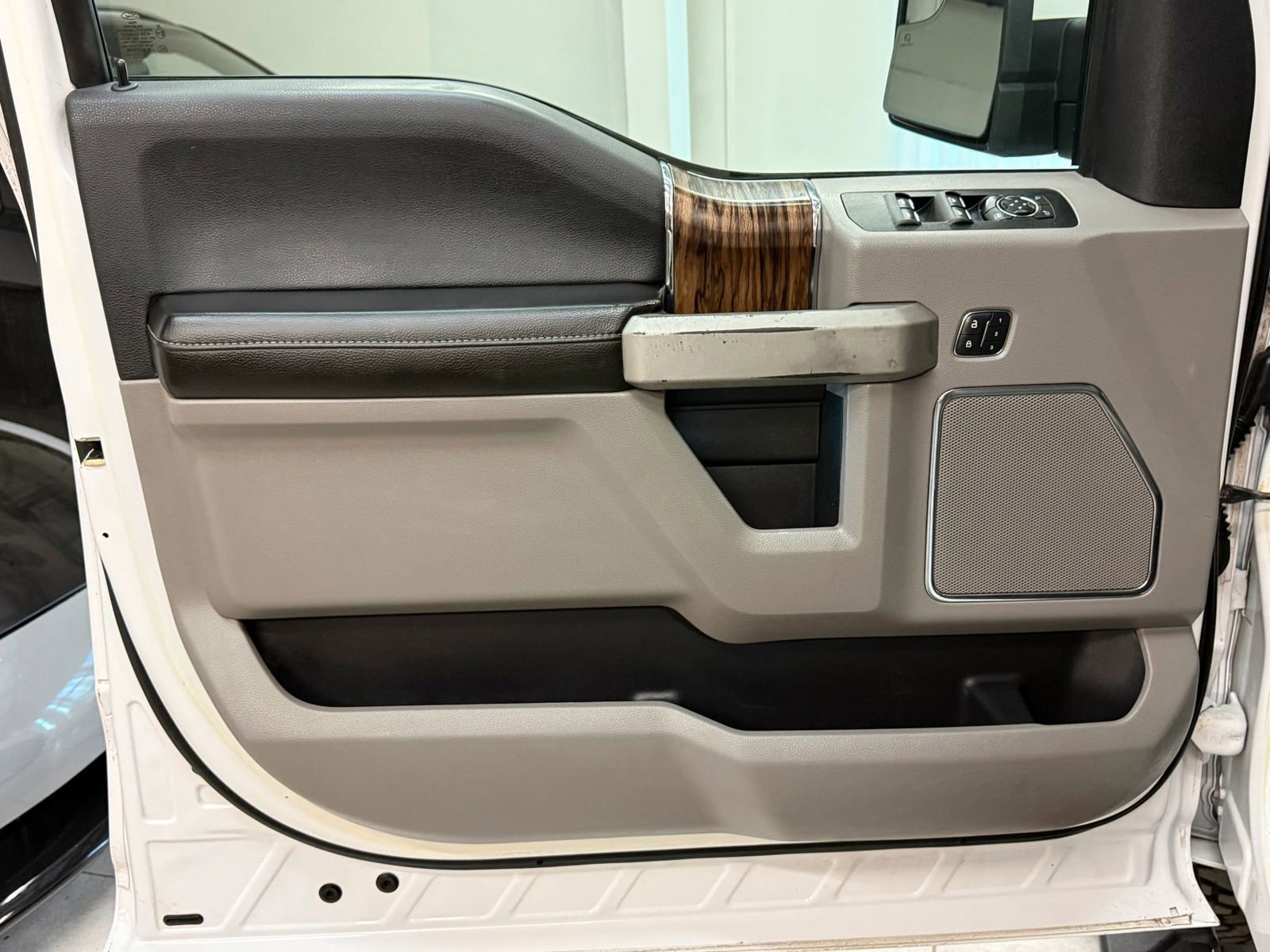 Used 2018 Ford F150 Lariat w/ Trailer Tow Package image 14