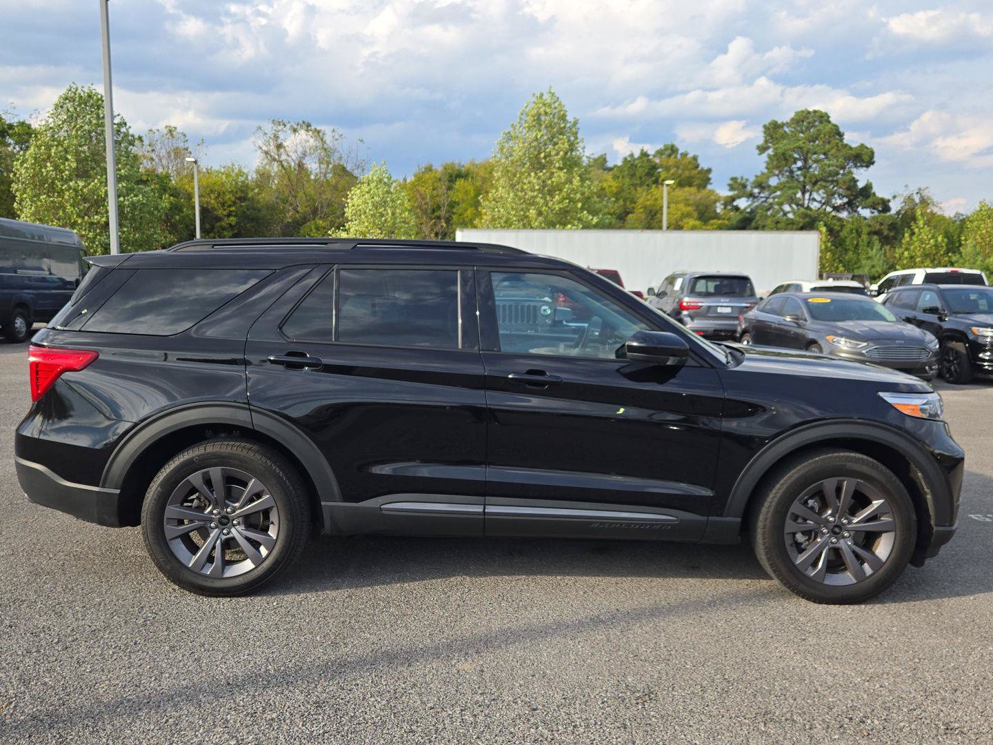 Used 2023 Ford Explorer XLT w/ Equipment Group 202A AWD/4WD image 8