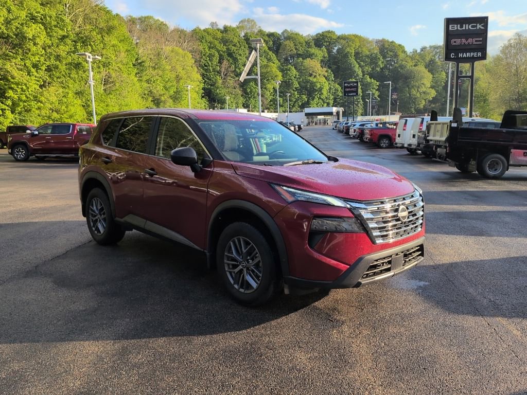 Used 2025 Nissan Rogue S AWD/4WD image 2