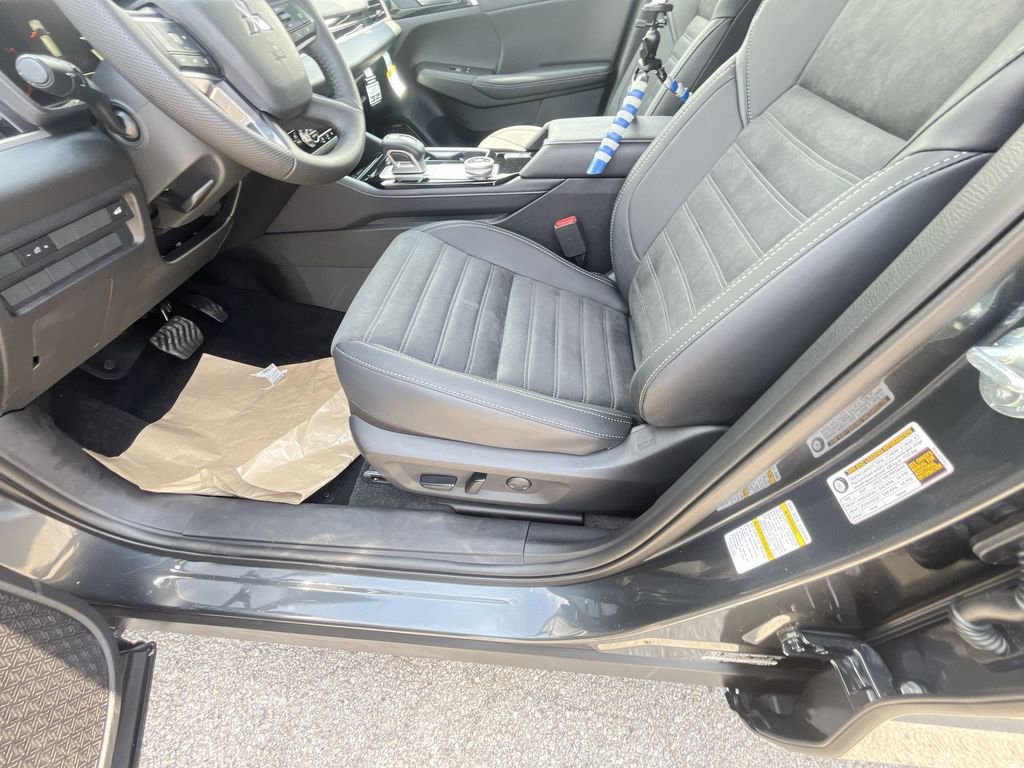 New 2025 Mitsubishi Outlander SE image 12