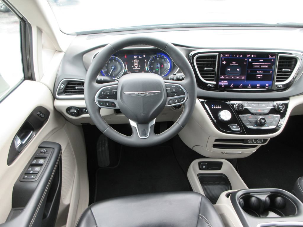 Used 2023 Chrysler Pacifica Touring-L image 14