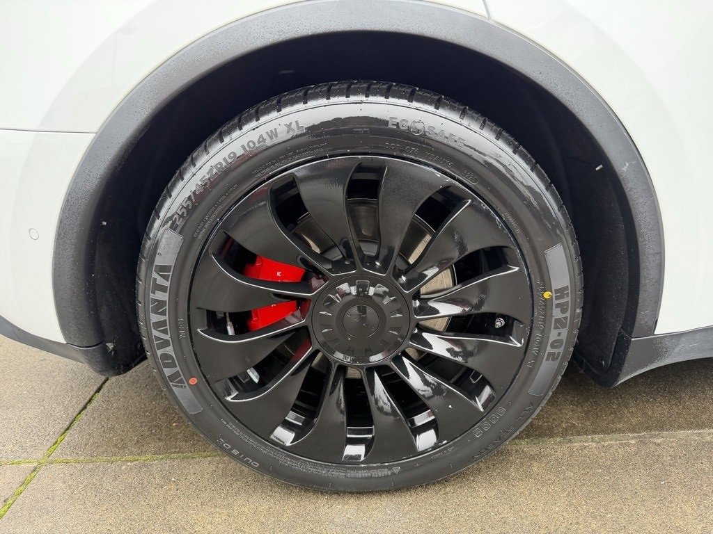 Used 2022 Tesla Model Y Performance image 9