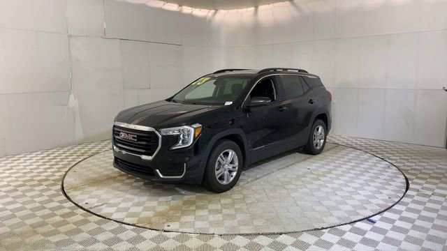 Used 2023 GMC Terrain SLE w/ Driver Convenience Package image 4