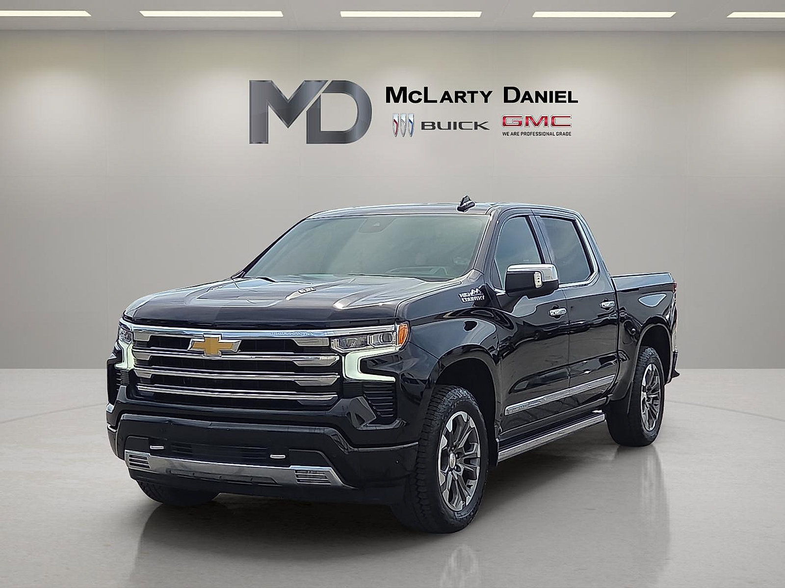 Used 2025 Chevrolet Silverado 1500 High Country w/ Technology Package AWD/4WD image 3