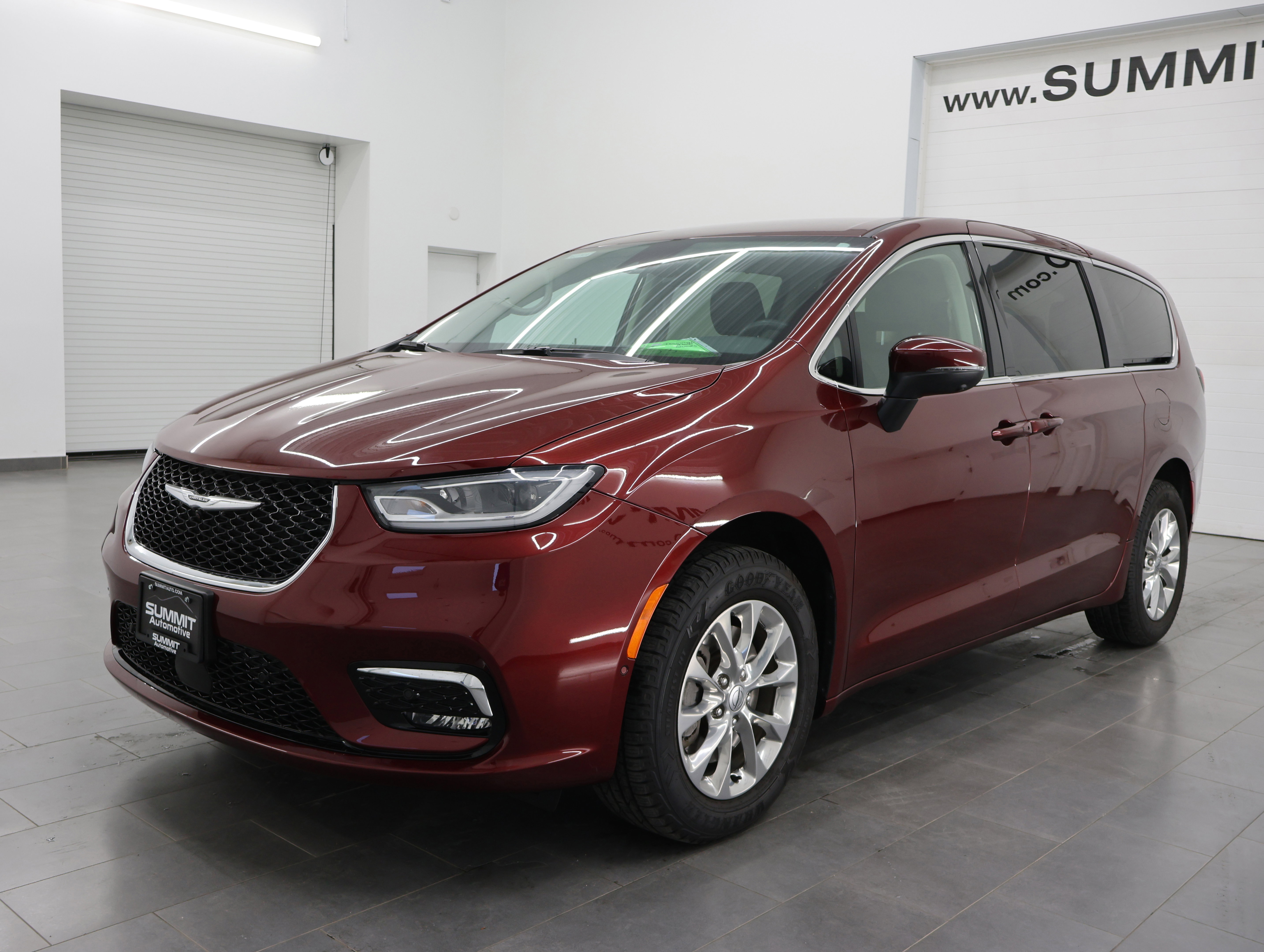Used 2023 Chrysler Pacifica Touring-L AWD/4WD image 7