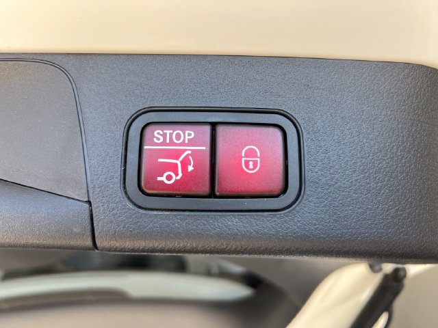 Used 2025 Mercedes-Benz EQB 300 4MATIC image 25
