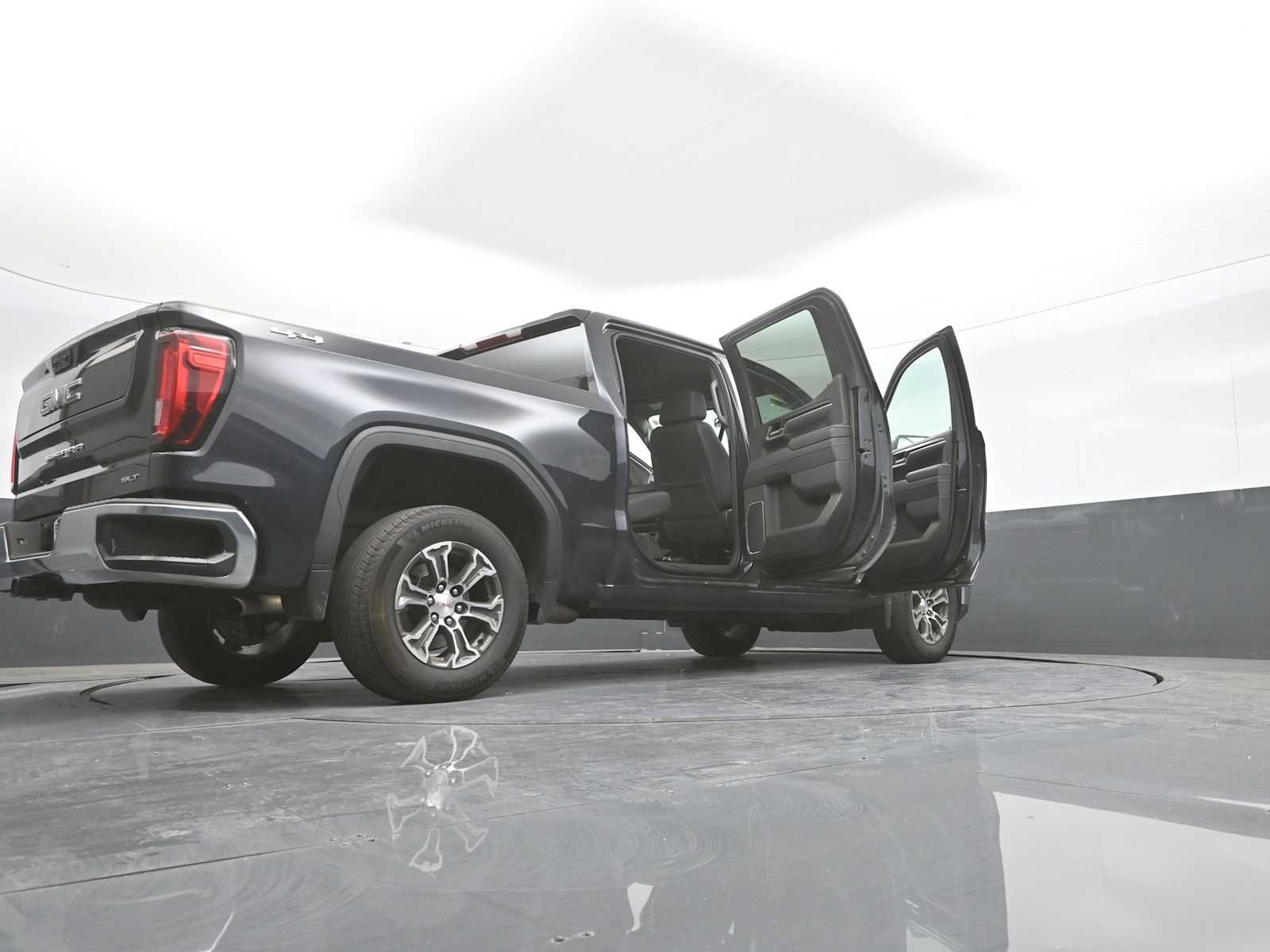 Used 2025 GMC Sierra 1500 SLT AWD/4WD image 44