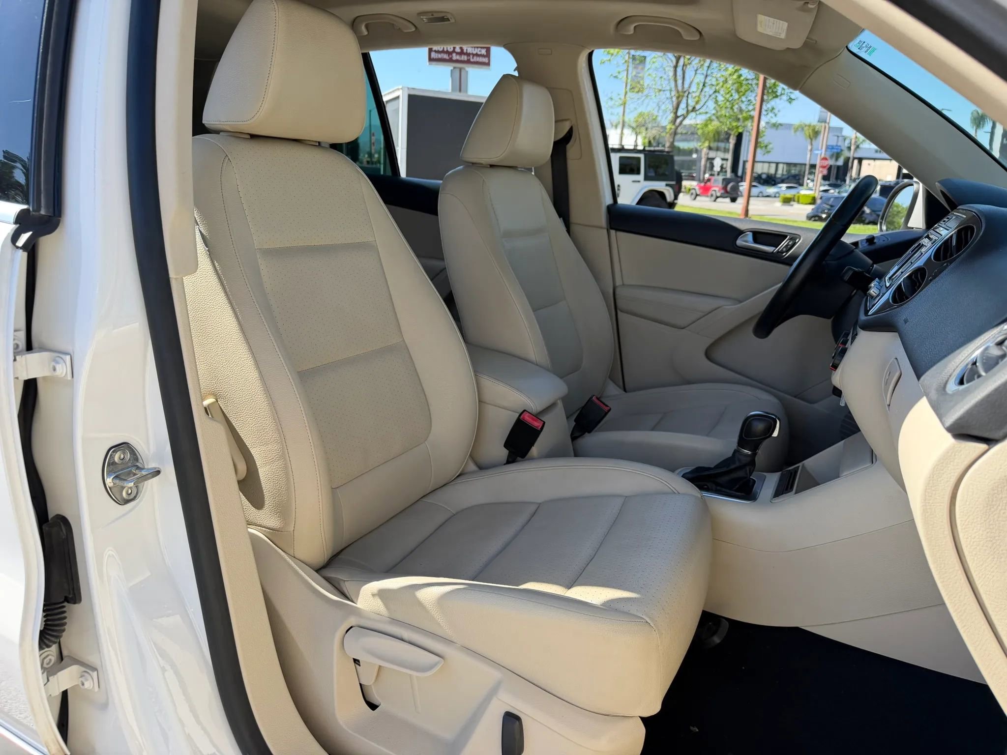 Used 2013 Volkswagen Tiguan SE FWD image 23