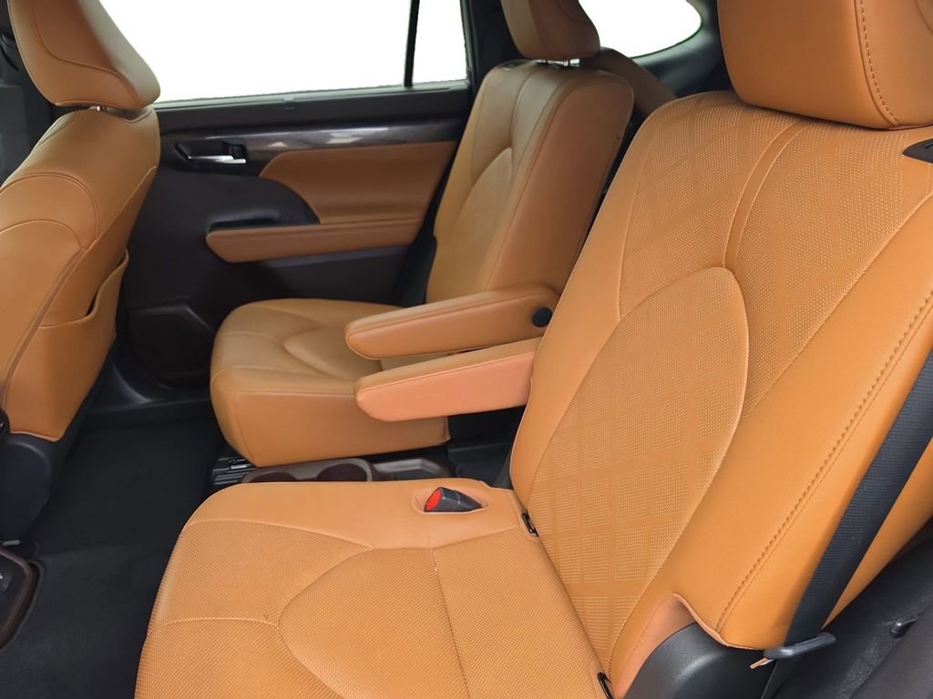 Used 2020 Toyota Highlander Platinum FWD image 13
