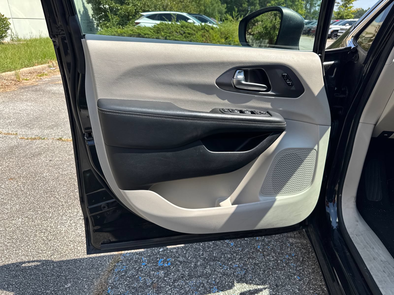 Used 2023 Chrysler Pacifica Touring-L FWD image 10