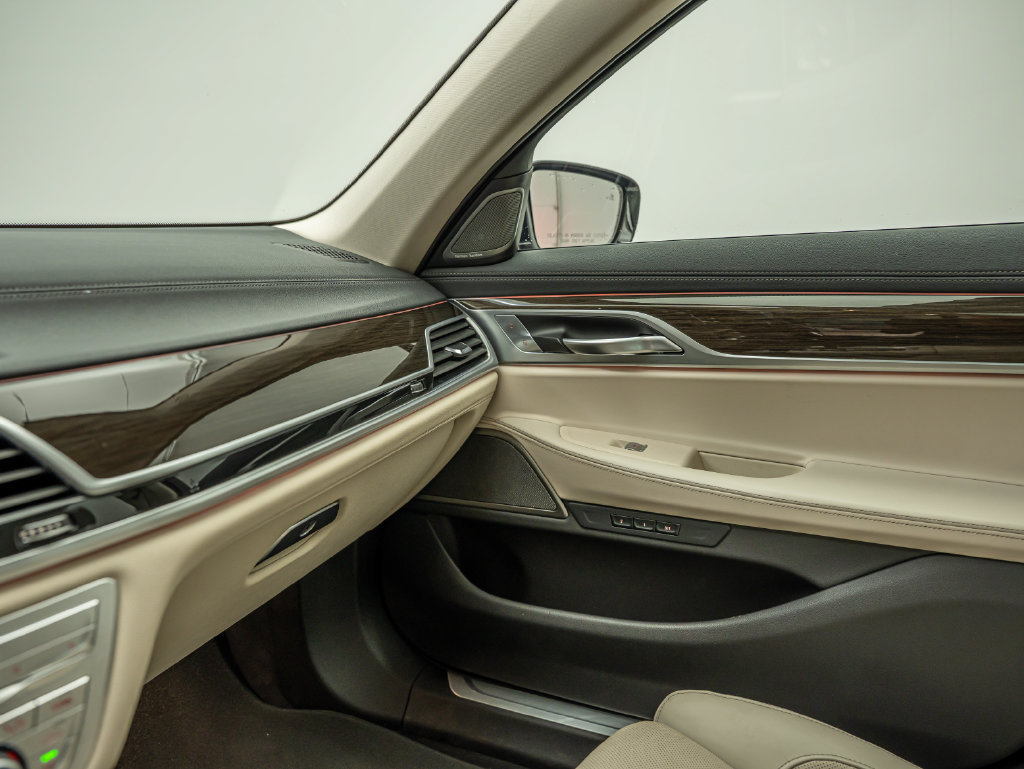Used 2022 BMW 750i xDrive AWD/4WD image 29