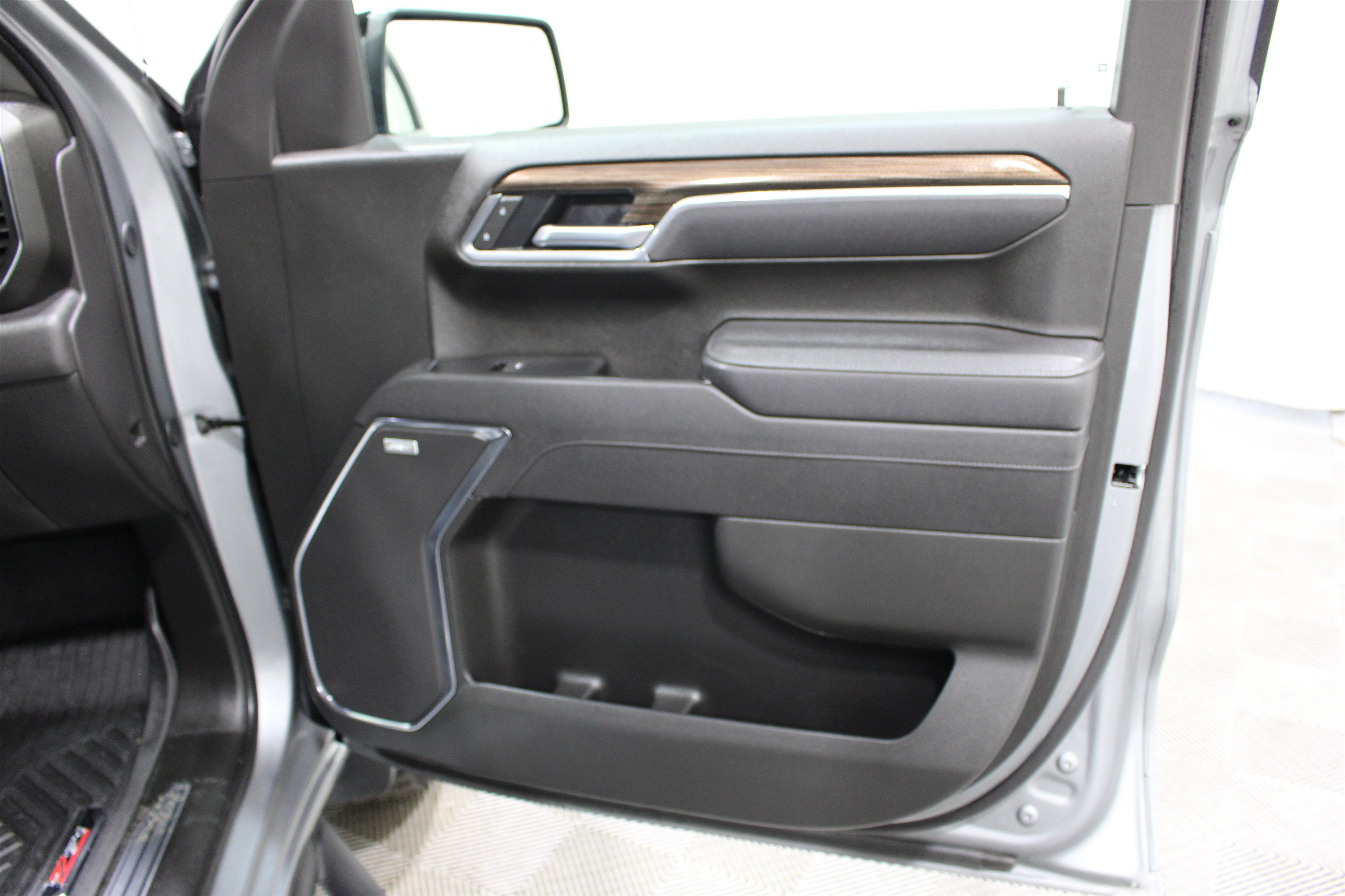 Used 2025 Chevrolet Silverado 1500 LT Trail Boss w/ Convenience Package II AWD/4WD image 26