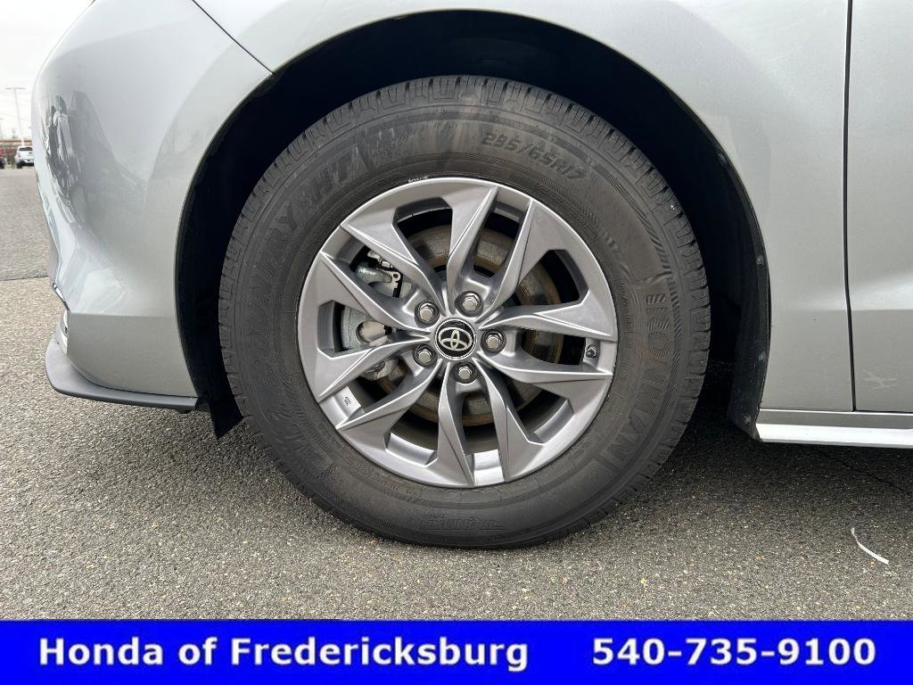 Used 2024 Toyota Sienna XLE image 12
