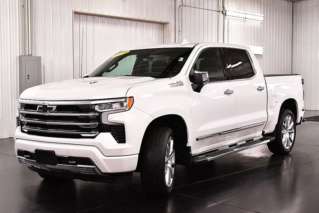 Used 2023 Chevrolet Silverado 1500 High Country w/ Technology Package AWD/4WD image 3