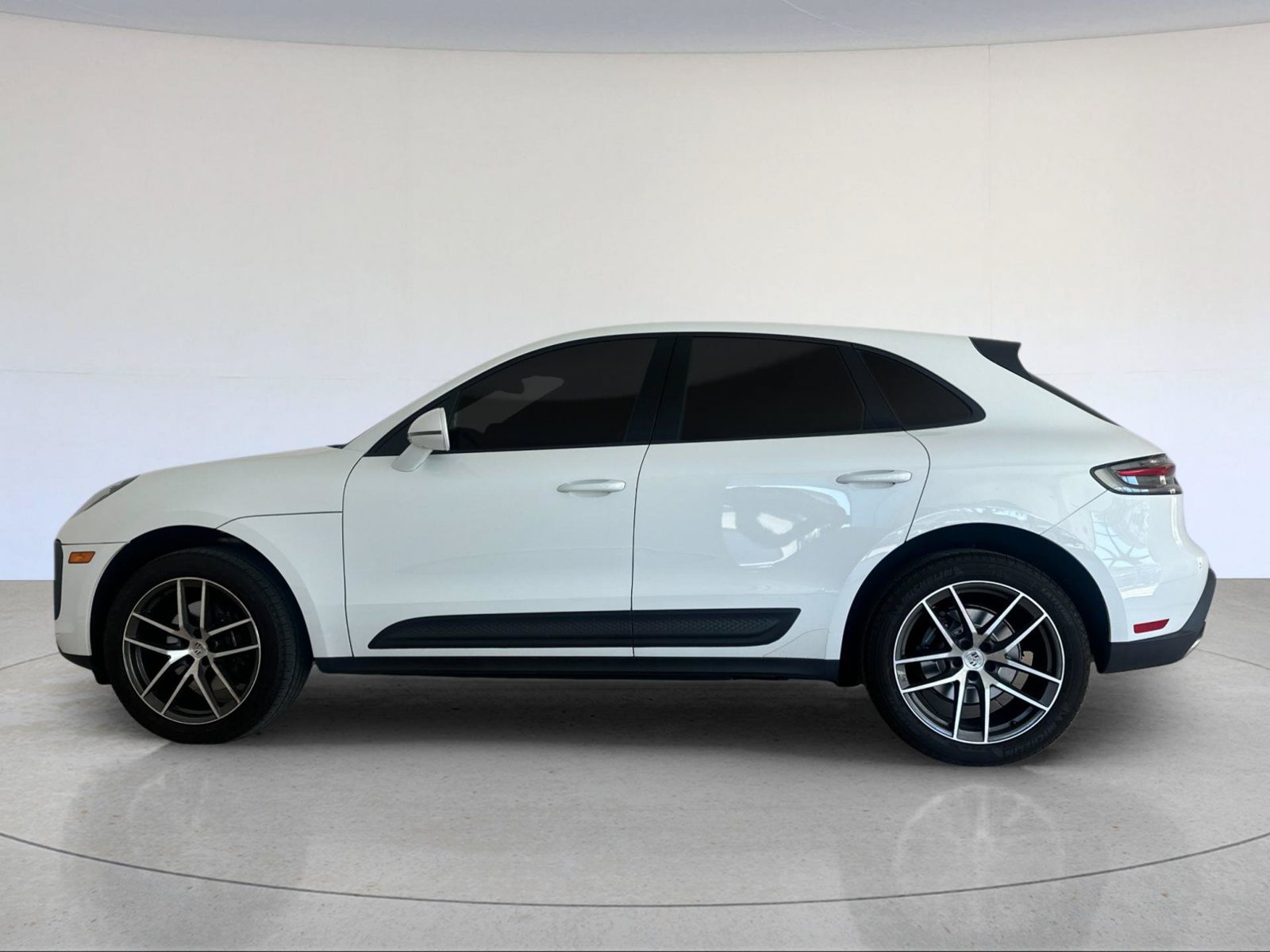 Certified 2023 Porsche Macan AWD/4WD image 2