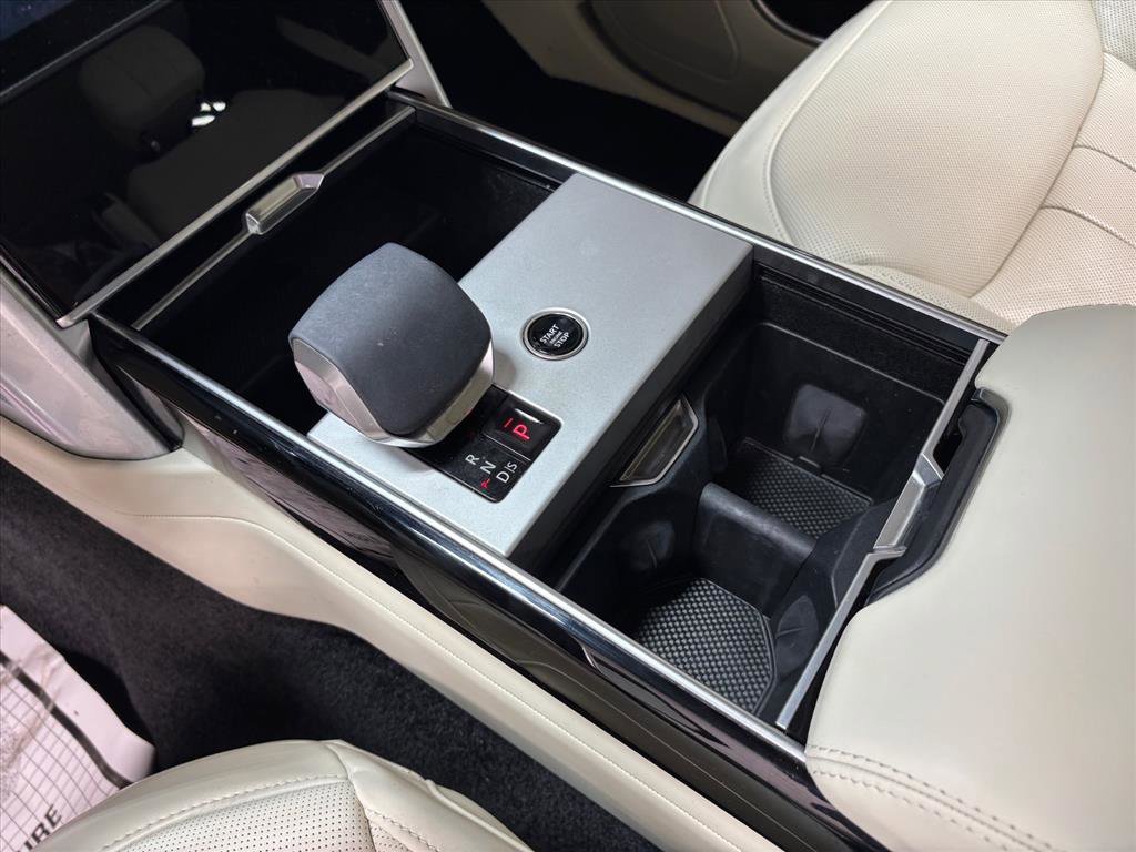 Used 2025 Land Rover Range Rover Long Wheelbase SE image 13