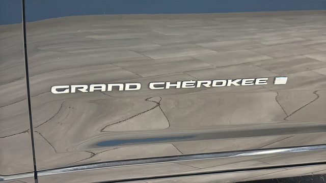 Used 2022 Jeep Grand Cherokee Overland w/ Luxury Tech Group IV AWD/4WD image 43