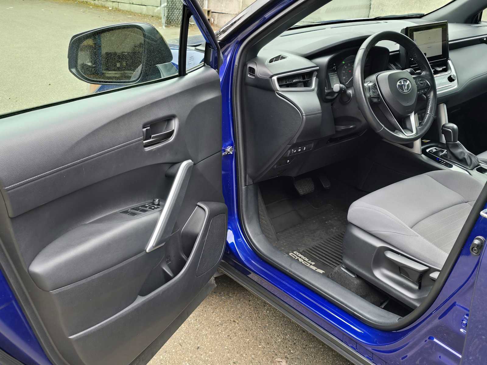 Used 2023 Toyota Corolla Cross AWD Hybrid w/ Moonroof Package image 19