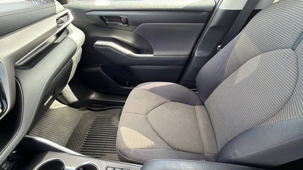 Used 2023 Toyota Highlander LE image 12