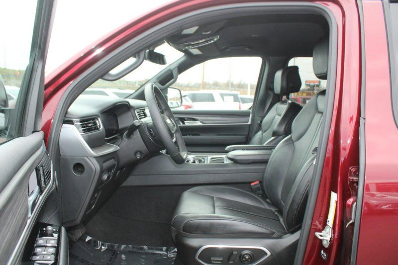 Used 2024 Jeep Wagoneer L Series II w/ Flexible Seating Group AWD/4WD image 8