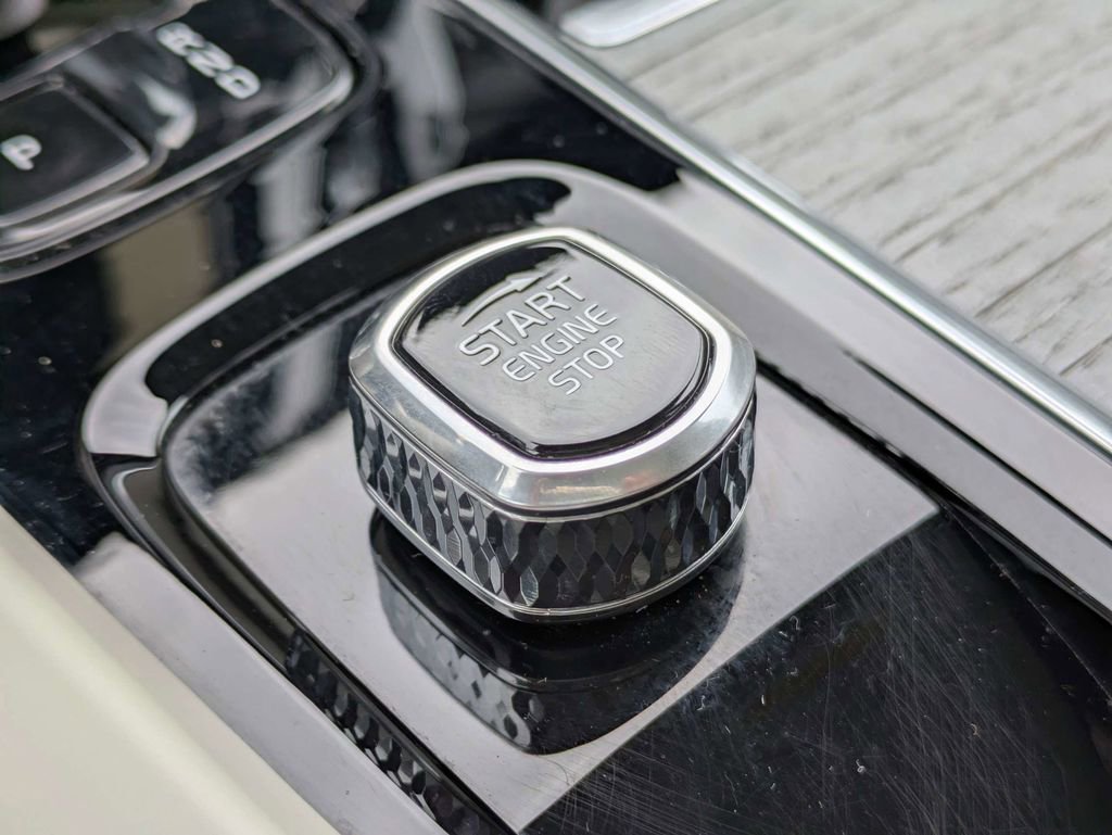 Certified 2025 Volvo XC60 B5 Ultra w/ Protection Package Premier AWD/4WD image 41