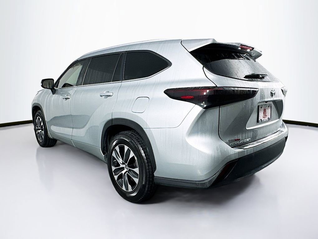 Used 2023 Toyota Highlander XLE image 7