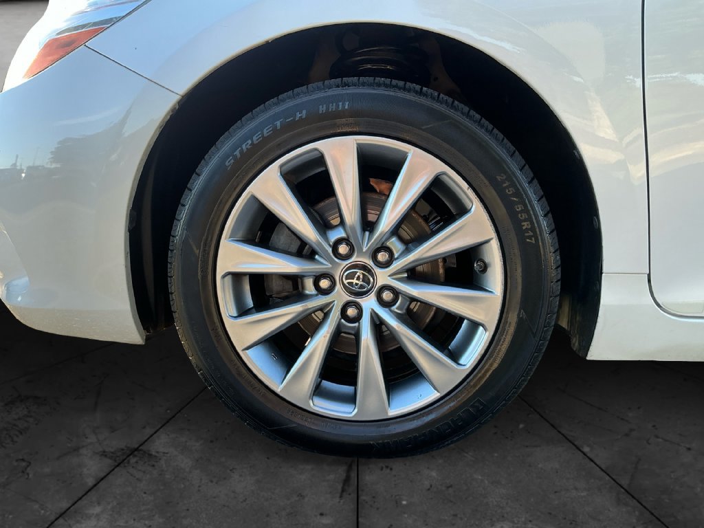 Used 2017 Toyota Camry XLE w/ Moonroof Package FWD image 15