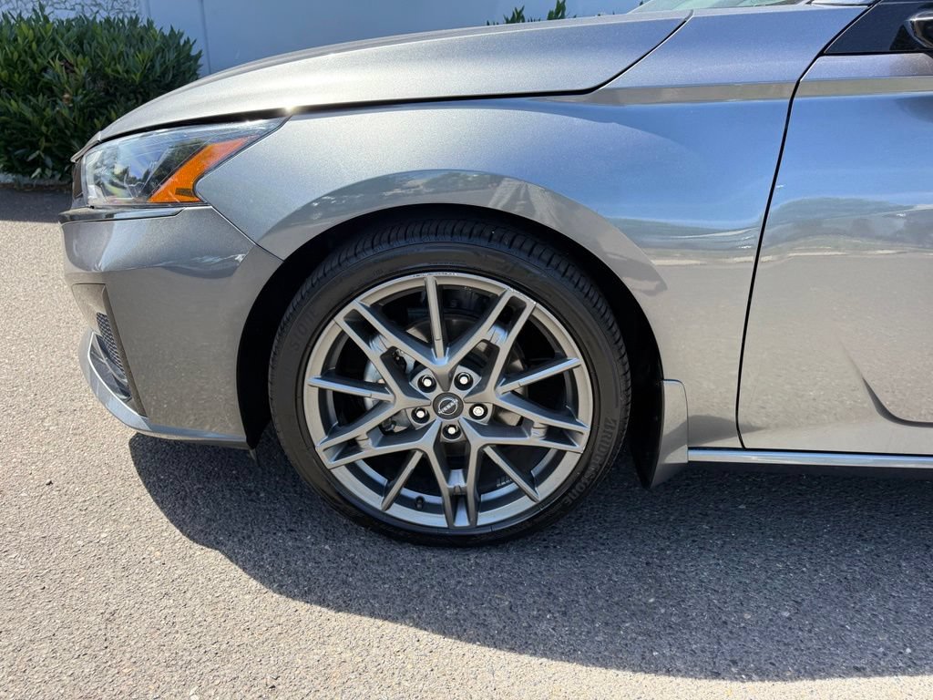 Used 2023 Nissan Altima 2.0 SR FWD image 12