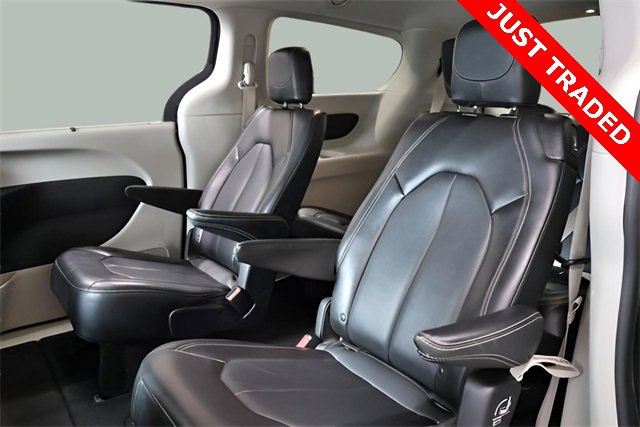 Used 2024 Chrysler Pacifica Touring-L image 16