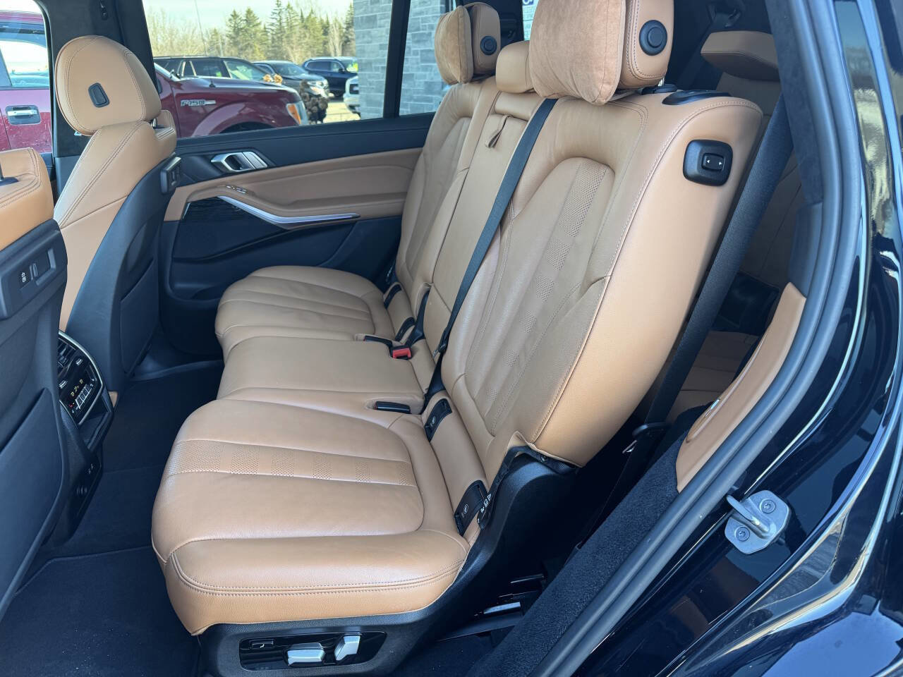 Used 2022 BMW X7 xDrive40i w/ M Sport Package image 17