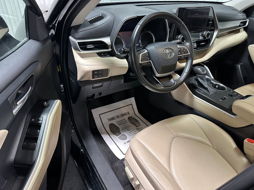 Used 2023 Toyota Highlander XLE AWD/4WD image 6