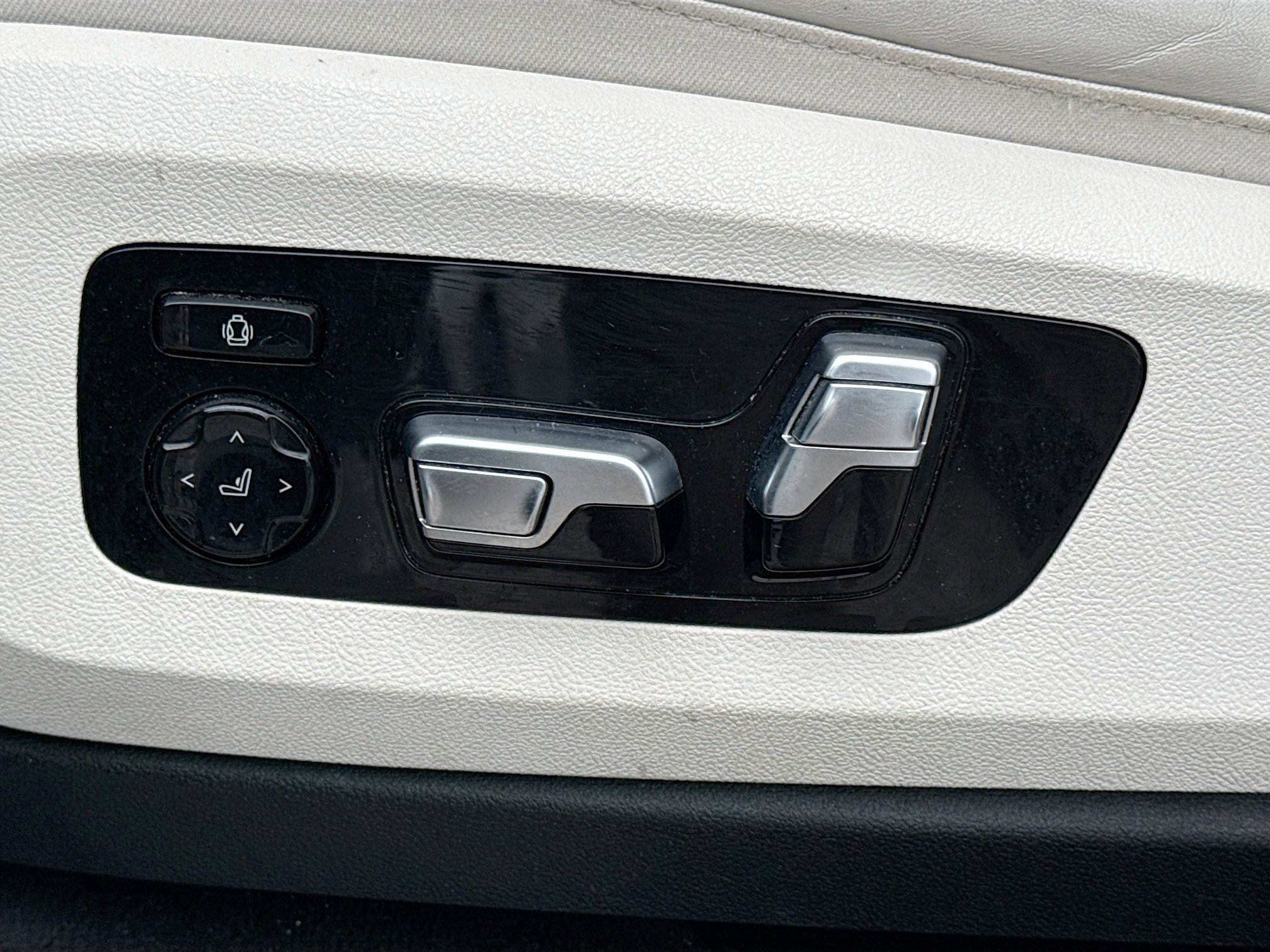 Used 2021 BMW X7 xDrive40i w/ Premium Package 2 image 25