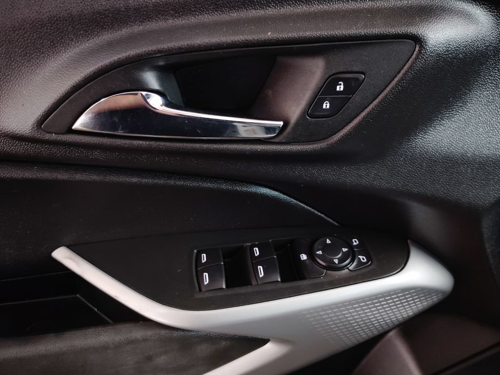 Used 2024 Chevrolet Trax RS FWD image 24