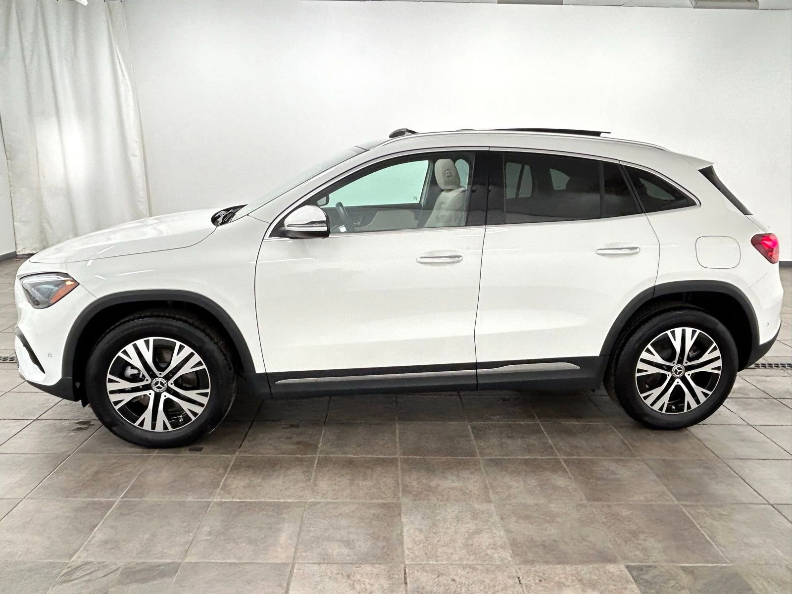 Used 2025 Mercedes-Benz GLA 250 4MATIC image 2