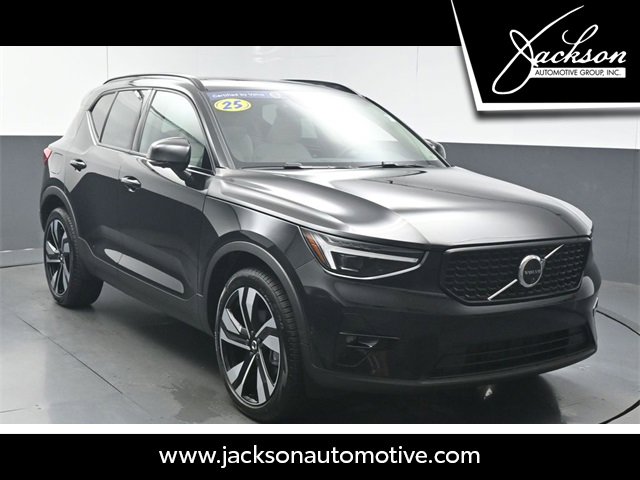 Used 2025 Volvo XC40 B5 Ultra image 1