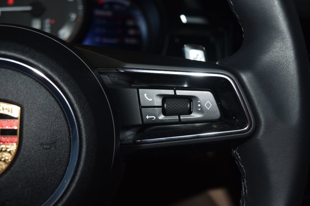 Certified 2025 Porsche Macan AWD/4WD image 11