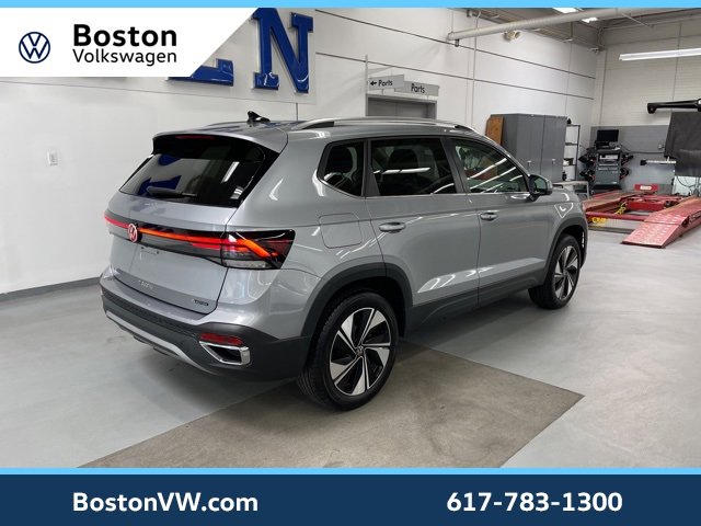 Used 2025 Volkswagen Taos SE w/ Panoramic Sunroof Package image 4