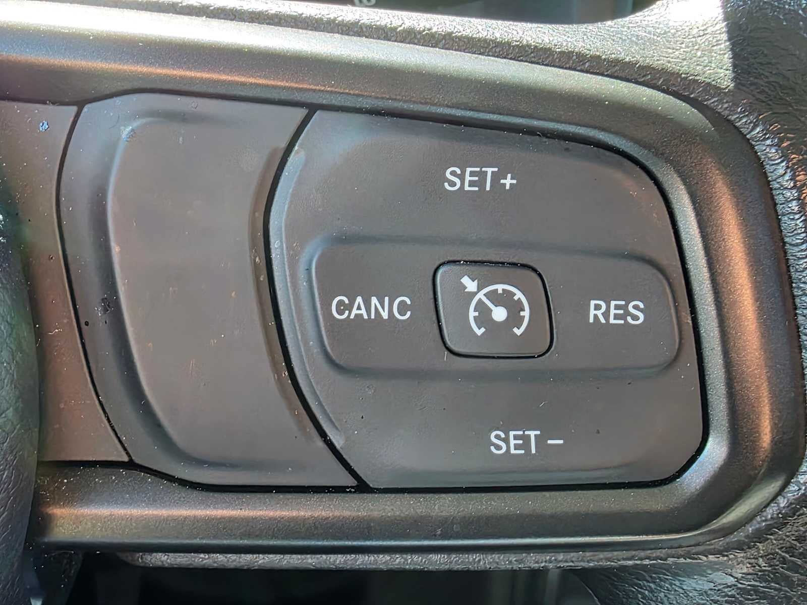 Used 2025 Jeep Gladiator Sport AWD/4WD image 32
