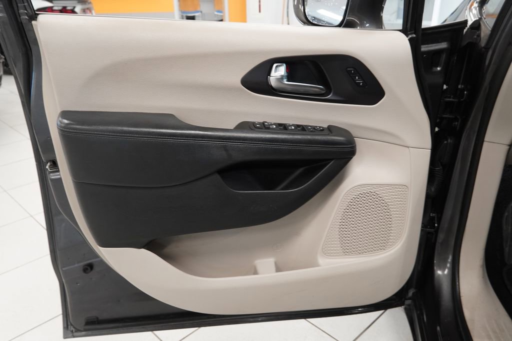 Used 2020 Chrysler Pacifica Limited FWD image 18