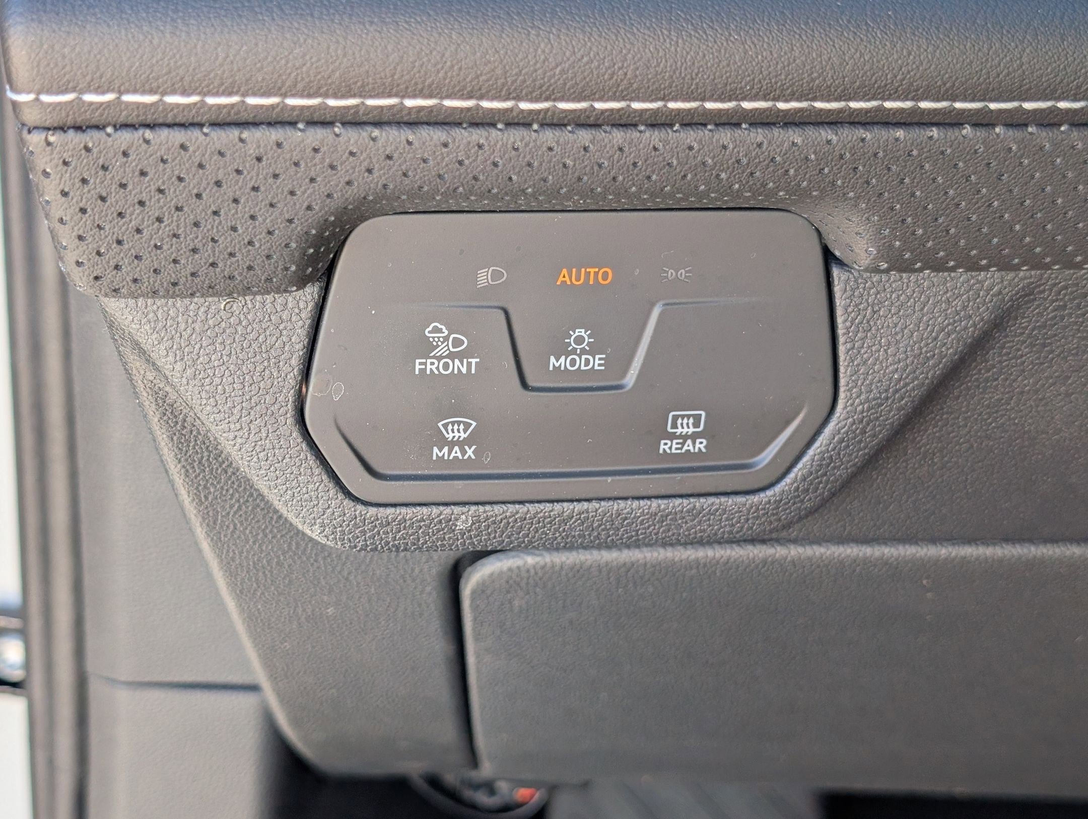 Used 2024 Volkswagen Atlas Cross Sport SE image 23