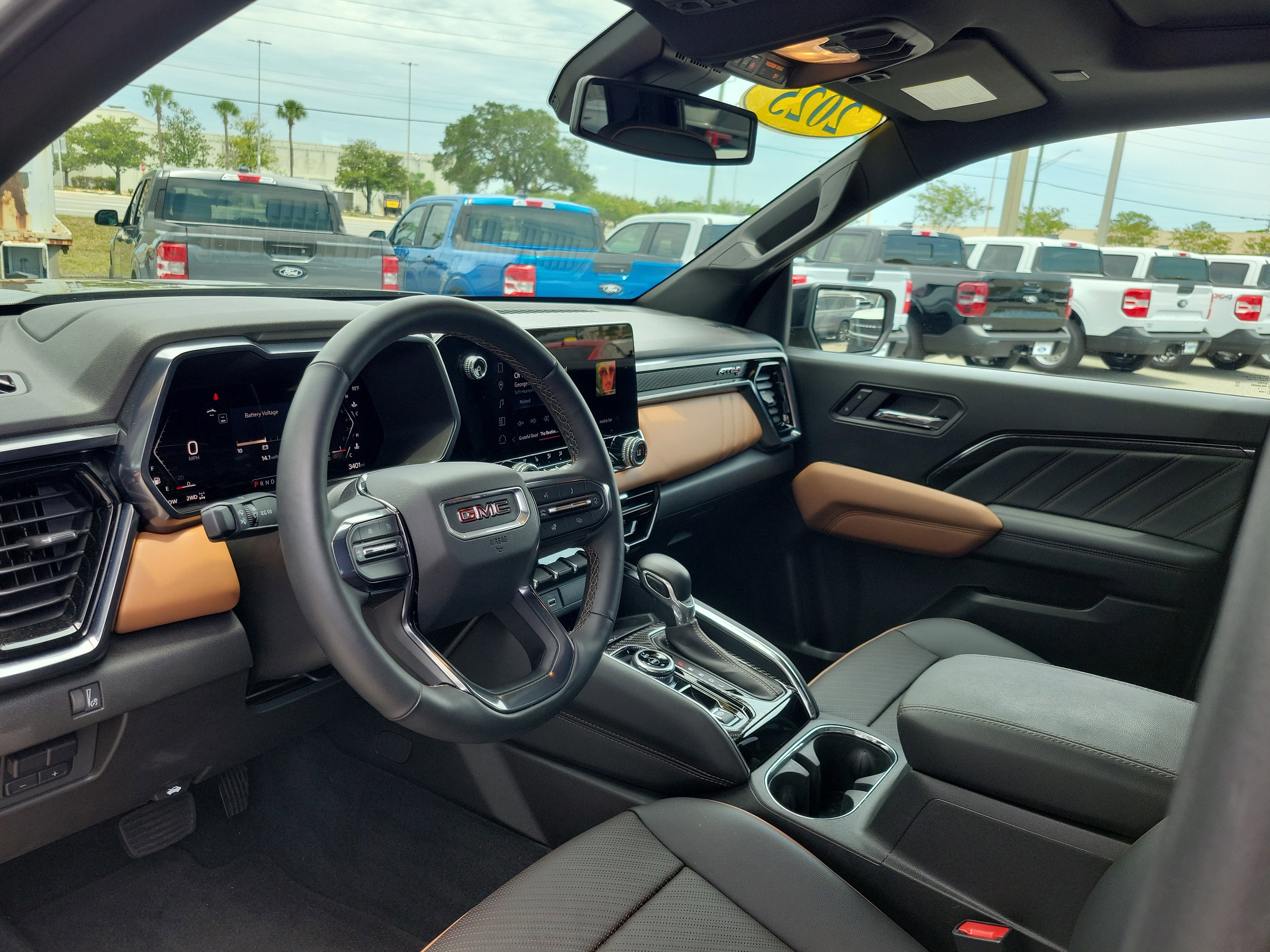 Used 2025 GMC Canyon AT4 w/ Technology Plus Package AWD/4WD image 18