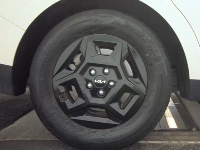 Used 2025 Kia Carnival FWD image 21