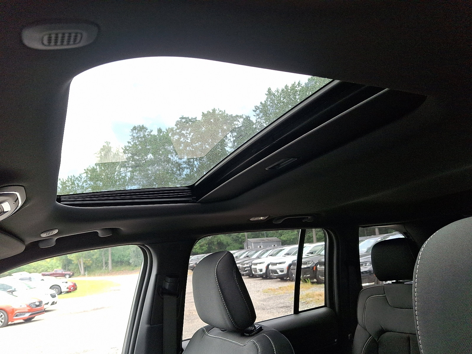 New 2025 Jeep Grand Cherokee Laredo X w/ Luxury Tech Group I image 8