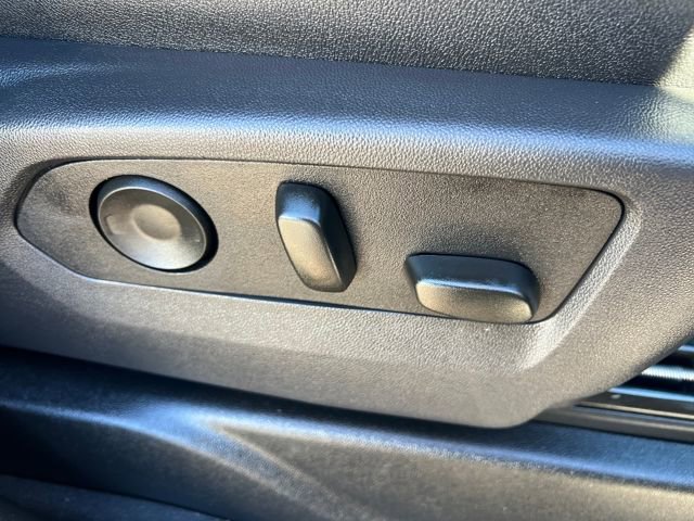 Used 2025 Chevrolet Suburban Z71 image 17