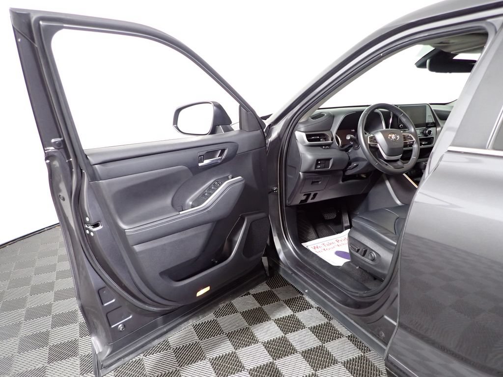 Used 2023 Toyota Highlander XLE AWD/4WD image 18