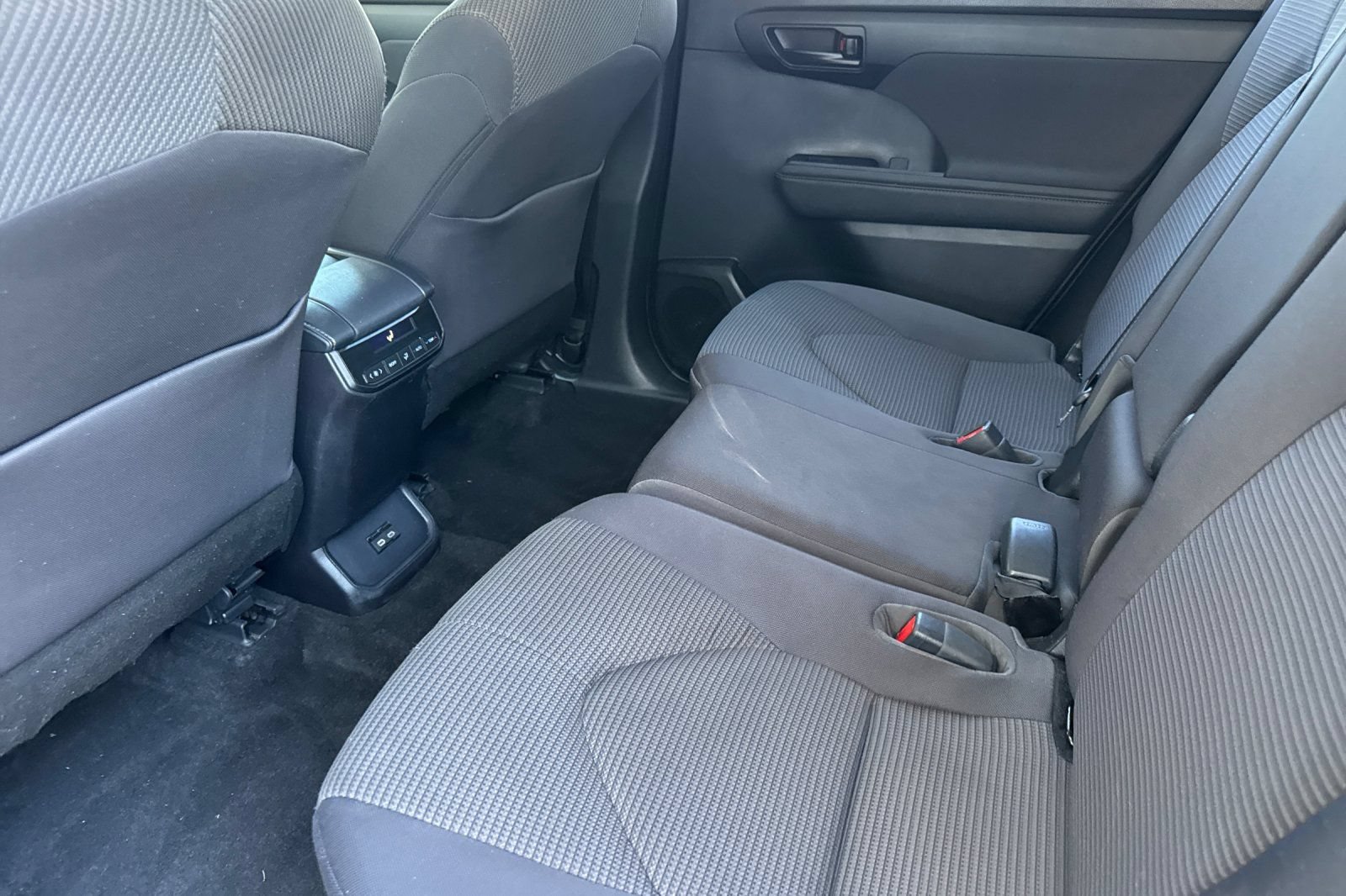 Used 2023 Toyota Highlander LE AWD/4WD image 12