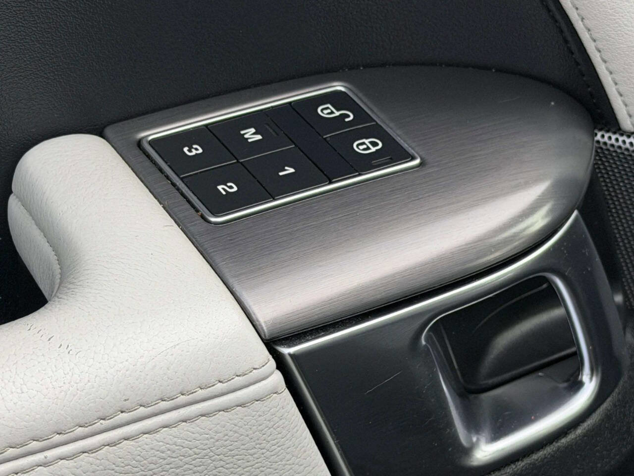 Used 2016 Land Rover Range Rover Sport SE AWD/4WD image 18